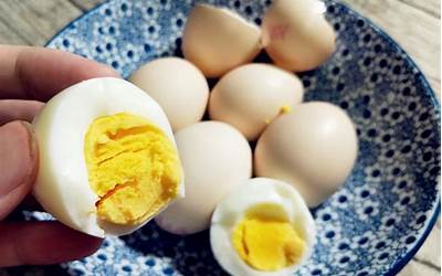 40岁大厨分享：煮鸡蛋时多加一点它 鸡蛋鲜嫩还自动脱壳